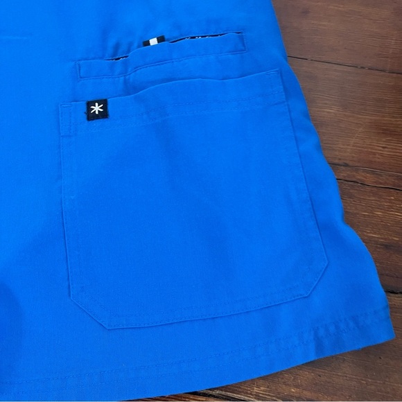 Bruin scrubs Blue V-Neck Scrub Top medium - Picture 2 of 5